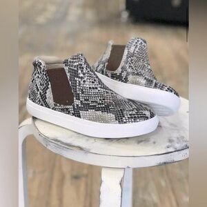 Coconuts by Matisse Snakeskin Slip-On Shoe. Women’s Sz 8.5 Black | Gray EUC